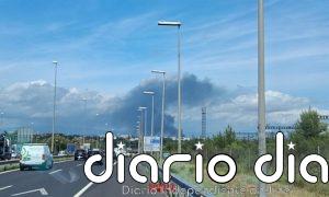 Los Bombers trabajan con 15 dotaciones en un incendio de una nave en Santa Perpètua (Barcelona)