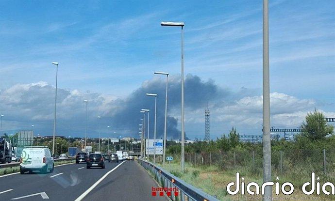 Los Bombers trabajan con 15 dotaciones en un incendio de una nave en Santa Perpètua (Barcelona)