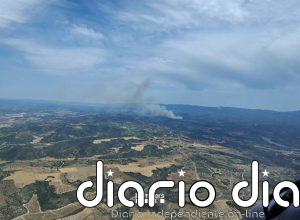 Los Bombers trabajan en un incendio de vegetación forestal en Cervià de les Garrigues (Lleida)