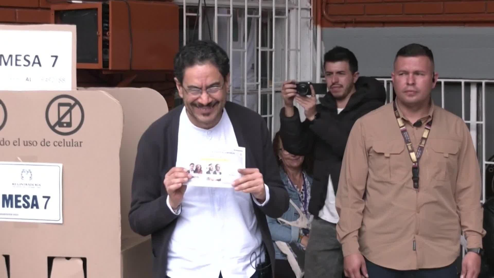 los-candidatos-espriella-y-cepeda-votan-en-las-elecciones-presidenciales-de-colombia.jpg