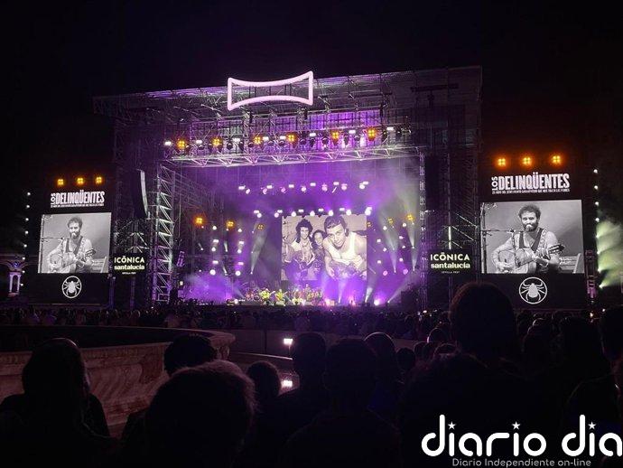 Los Delinqüentes llenan de veneno negro Sevilla en Icónica ante un sold out de garrapateros y con Migue desde las nubes
