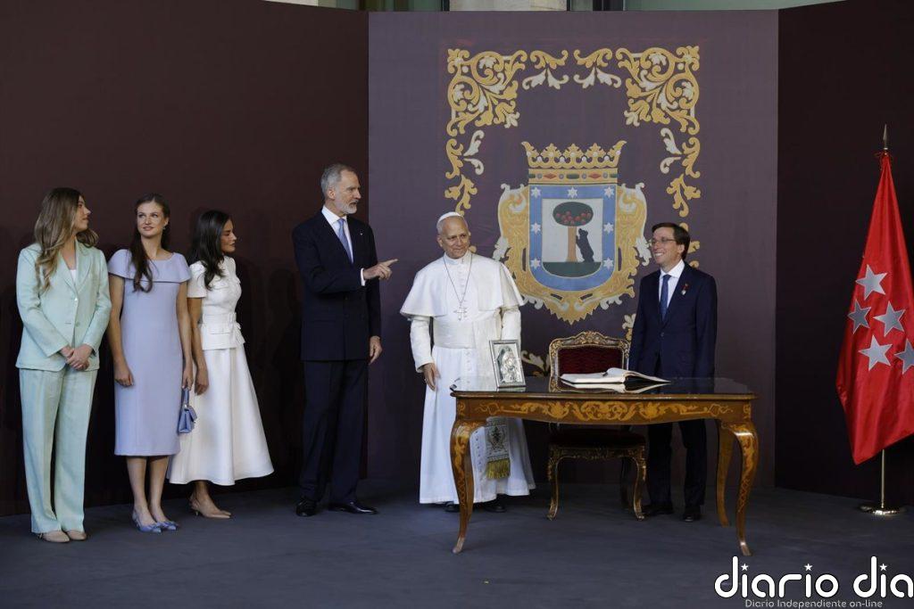Los Reyes junto a sus hijas acompañan al Papa durante la Santa Misa