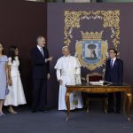 Los Reyes junto a sus hijas acompañan al Papa durante la Santa Misa