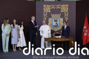 Los Reyes junto a sus hijas acompañan al Papa durante la Santa Misa