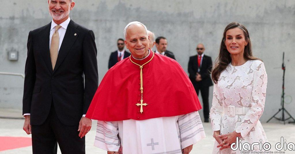 Los reyes reciben al papa León XIV a su llegada a España