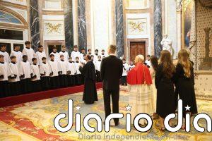 Los Reyes sorprenden al Papa con un 'Ave María' interpretado por la Escolanía del Escorial en la capilla real
