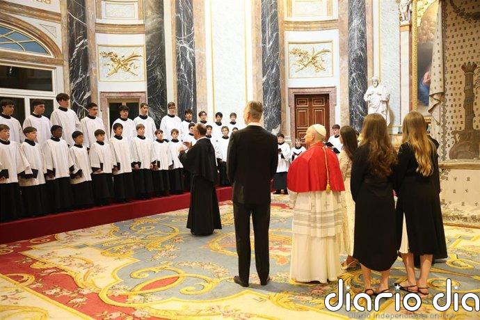 Los Reyes sorprenden al Papa con un 'Ave María' interpretado por la Escolanía del Escorial en la capilla real