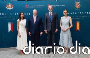 Los Reyes visitan con los príncipes de Mónaco una exposición conmemorativa de la primera misión diplomática bilateral