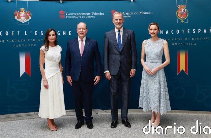 Los Reyes visitan con los príncipes de Mónaco una exposición conmemorativa de la primera misión diplomática bilateral