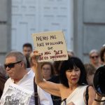 Manifestantes protestan ante el CGPJ contra el "golpe judicial" y las causas a Begoña Gómez, David Sánchez y Zapatero
