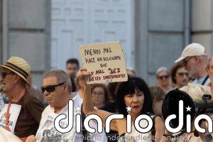 Manifestantes protestan ante el CGPJ contra el "golpe judicial" y las causas a Begoña Gómez, David Sánchez y Zapatero