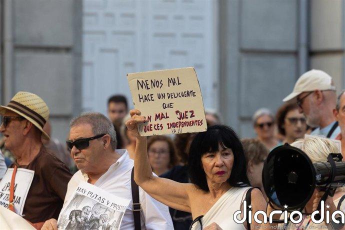 Manifestantes protestan ante el CGPJ contra el "golpe judicial" y las causas a Begoña Gómez, David Sánchez y Zapatero