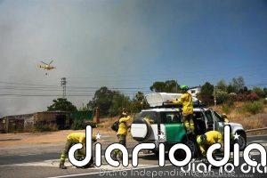 Más de 400 efectivos en el incendio de Castillejos (Huelva) pendiente de un cambio de viento que dificultaría las tareas