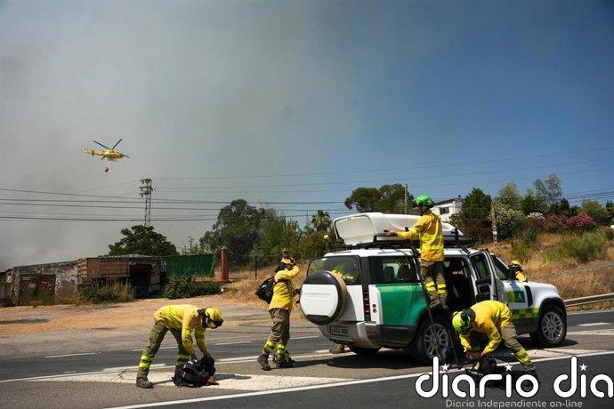 Más de 400 efectivos en el incendio de Castillejos (Huelva) pendiente de un cambio de viento que dificultaría las tareas