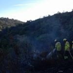 Más de una veintena de medios terrestres siguen trabajando por la noche en el incendio estabilizado de Alosno (Huelva)