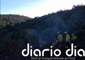 Más de una veintena de medios terrestres siguen trabajando por la noche en el incendio estabilizado de Alosno (Huelva)