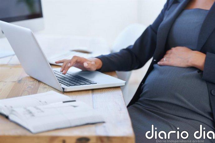 Más horas inclinada hacia adelante en el trabajo, más riesgo estimado de aborto espontáneo
