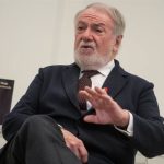 Mayor Oreja elogia la valentía de Ayuso, quien representa "una verdad incómoda" y sufre cada día "odio" y "envidia"