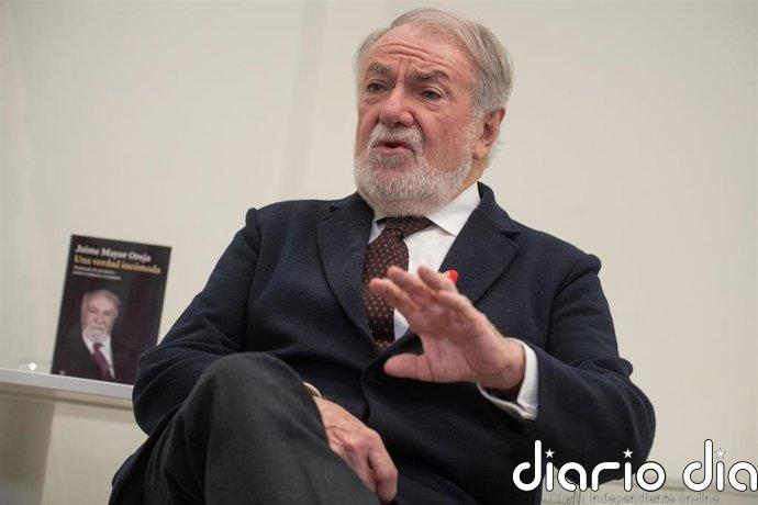 Mayor Oreja elogia la valentía de Ayuso, quien representa "una verdad incómoda" y sufre cada día "odio" y "envidia"