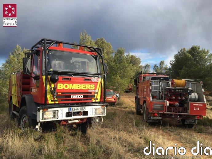 Medios aéreos y terrestres trabajan en la extinción de dos incendios en la provincia de Castellón
