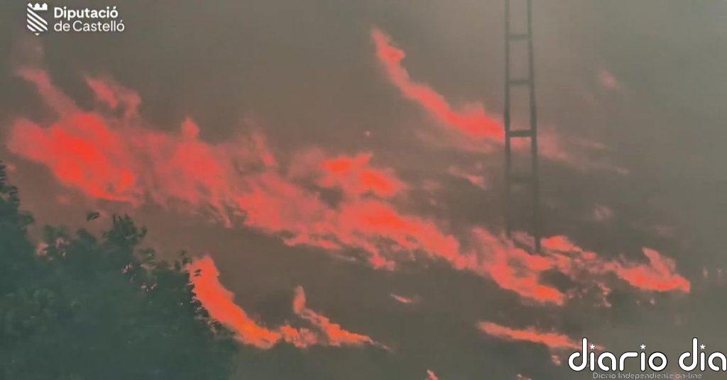 Medios aéreos y terrestres trabajan para controlar en el incendio forestal de Forcall