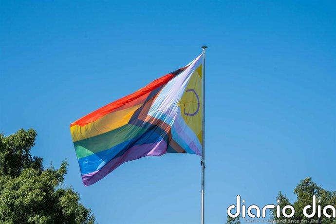 Mérida reivindica la diversidad, la inclusión y la igualdad en el izado de bandera y en el pregón del Orgullo LGTBIQ+