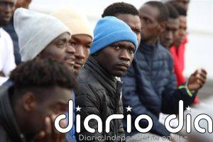 Migrantes llegados en patera reciben al Papa en Las Raíces: "Quizá pueda ayudarnos a obtener nuestros documentos"