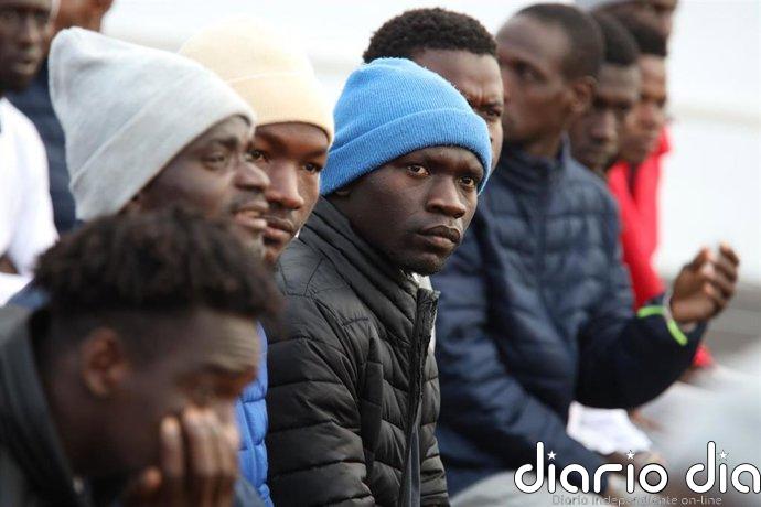 Migrantes llegados en patera reciben al Papa en Las Raíces: "Quizá pueda ayudarnos a obtener nuestros documentos"