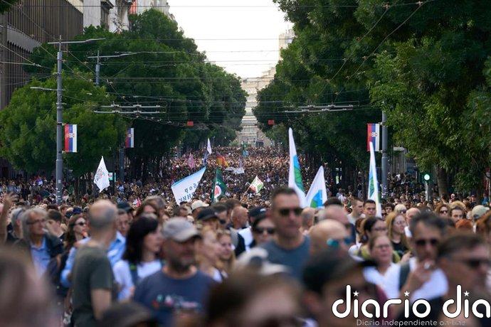 Miles de serbios vuelven a manifestarse contra el Gobierno de Vucic aun tras su anuncio de dimisión en "semanas"