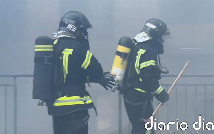 Movilizadas 19 dotaciones de Bomberos para extinguir un incendio en un edificio de San Blas-Canillejas