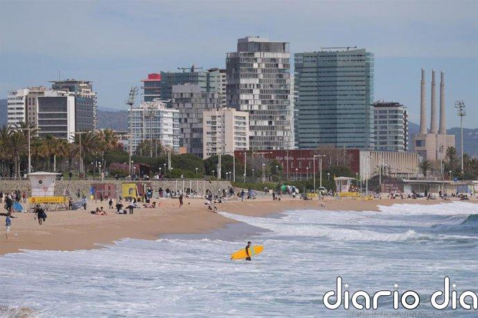 Muere ahogado un hombre en la playa de Sant Miquel de Barcelona