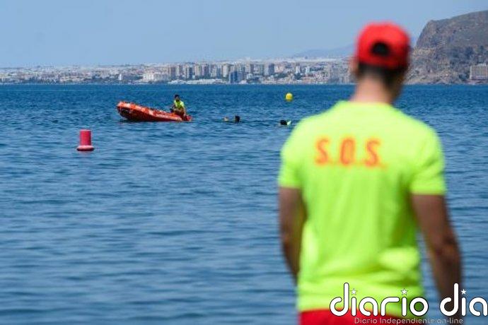 Muere una niña por ahogamiento en la playa de Costacabana de Almería capital