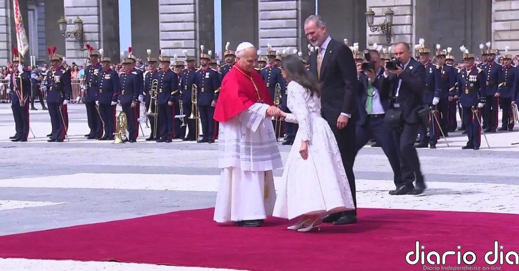 Multitudinaria bienvenida al papa León XIV en el Palacio Real en el inicio de su visita histórica a España