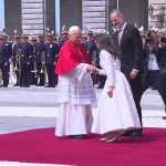 Multitudinaria bienvenida al papa León XIV en el Palacio Real en el inicio de su visita histórica a España