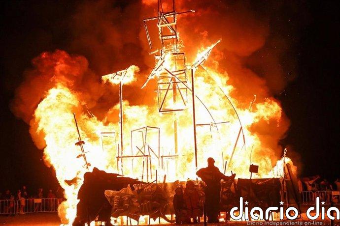 Música, fuegos artificiales y la hoguera con el tradicional 'júa' centran San Juan en la ciudad de Málaga