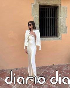 Nieves Álvarez solo necesita un vestido de satén y una chaqueta estilo militar para una fiesta de verano