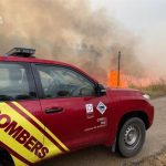 Ocho unidades de bomberos forestales con ocho autobombas permanecerán toda la noche trabajando en el incendio de Forcall