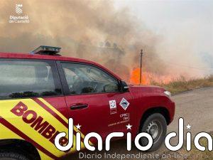 Ocho unidades de bomberos forestales con ocho autobombas permanecerán toda la noche trabajando en el incendio de Forcall