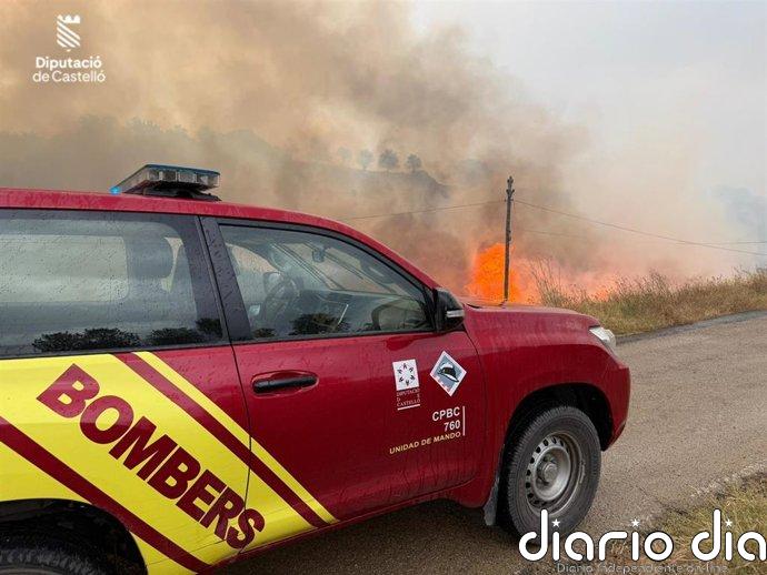 Ocho unidades de bomberos forestales con ocho autobombas permanecerán toda la noche trabajando en el incendio de Forcall