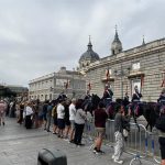 Papa.- Cientos de fieles dan la bienvenida a León XIV: "Papa León, te queremos un montón"