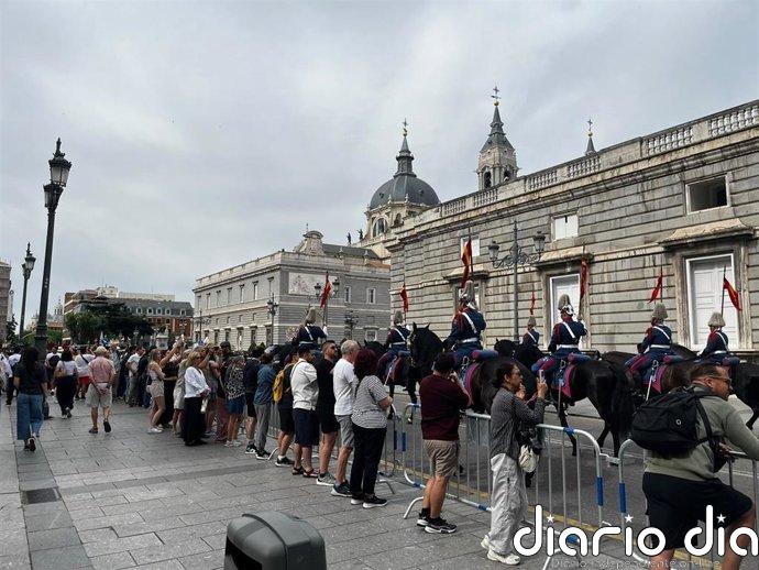 Papa.- Cientos de fieles dan la bienvenida a León XIV: "Papa León, te queremos un montón"