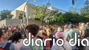 Papa.- Cientos de personas aclaman a León XIV en papamóvil antes de la Vigilia: "Va a ser muy querido por los jóvenes"