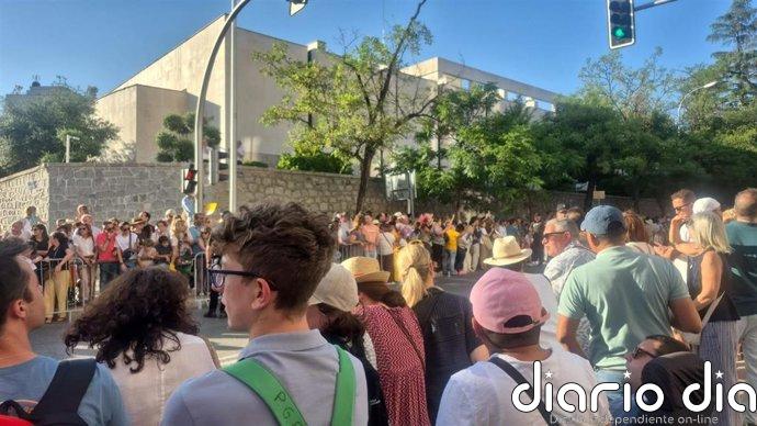 Papa.- Cientos de personas aclaman a León XIV en papamóvil antes de la Vigilia: "Va a ser muy querido por los jóvenes"