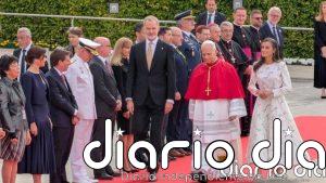 Papa.- Los Reyes y Sánchez reciben a León XIV en el aeropuerto y se escuchan los primeros ¡Viva el Papa!