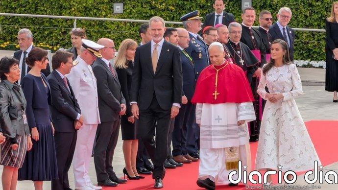 Papa.- Los Reyes y Sánchez reciben a León XIV en el aeropuerto y se escuchan los primeros ¡Viva el Papa!