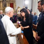 Papa.- Redondo entrega a León XIV una mariposa morada en recuerdo de las víctimas de la violencia vicaria