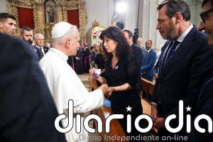 Papa.- Redondo entrega a León XIV una mariposa morada en recuerdo de las víctimas de la violencia vicaria