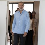 Para el Rey Felipe VI ya es verano: la guayabera vuelve a convertirse en su mejor aliado de estilo