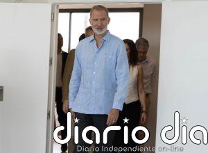 Para el Rey Felipe VI ya es verano: la guayabera vuelve a convertirse en su mejor aliado de estilo