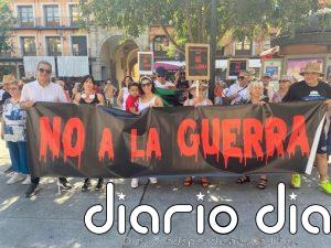 Plataforma 'No a la guerra' recorre las calles de Toledo en contra los conflictos armados existentes en el mundo